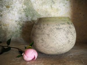 vase en forme de bulbe façonné au colombin par l'atelier modeste
