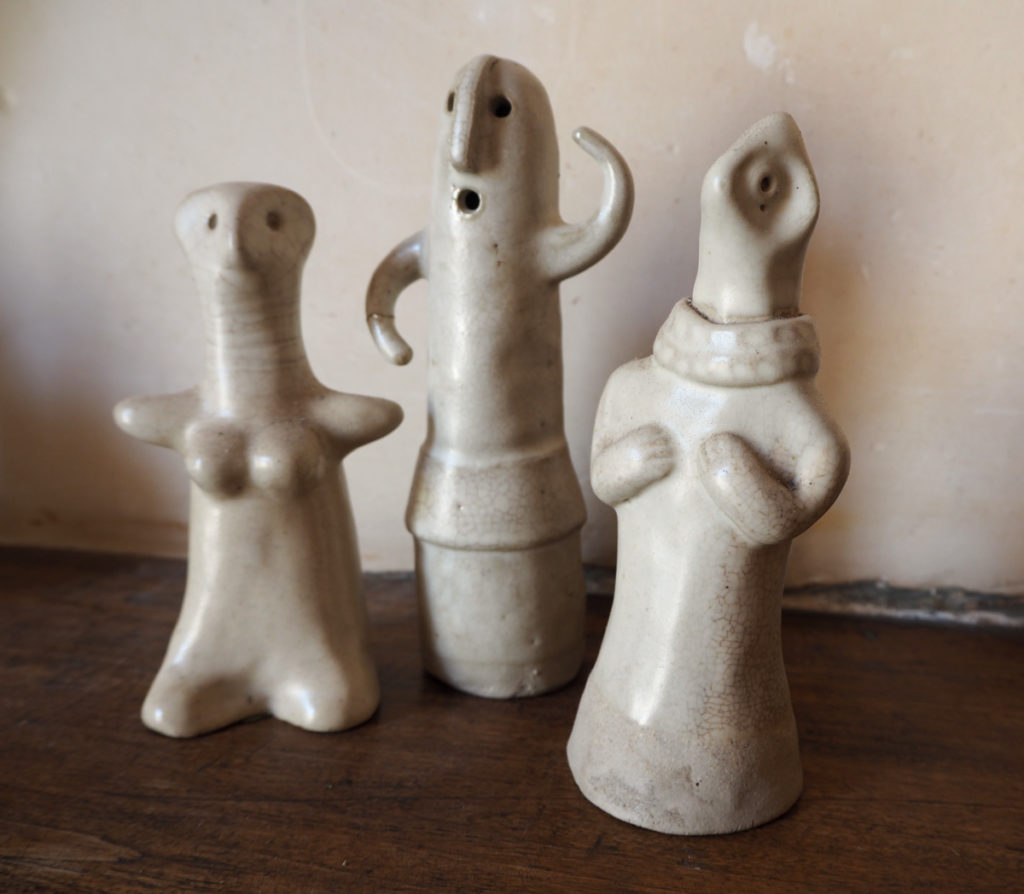 figurines primitives en grès émaillé façonnées par l'atelier modeste