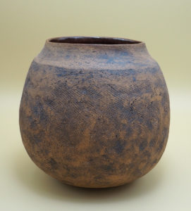 vase primitif en grès façonné au colombin par l'atelier modeste